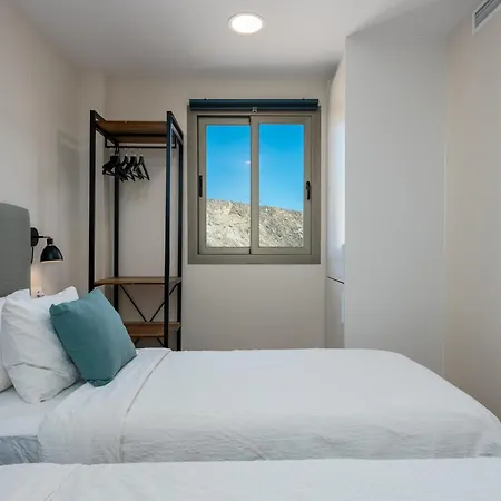 Stunning 3-bedroom Seaview Penthouse Apartment *