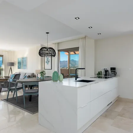 Stunning 3-bedroom Seaview Penthouse Apartment *