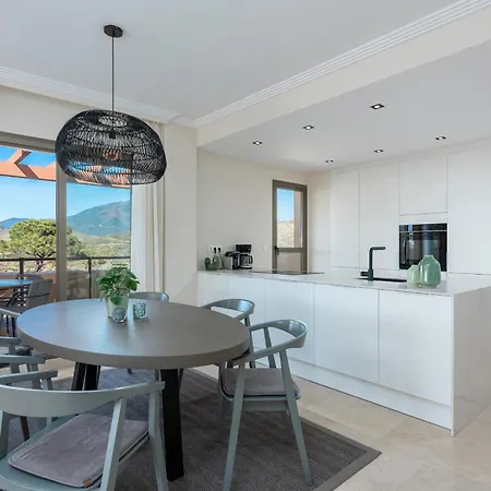 Stunning 3-bedroom Seaview Penthouse Apartment *