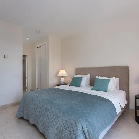 Stunning 3-bedroom Seaview Penthouse *