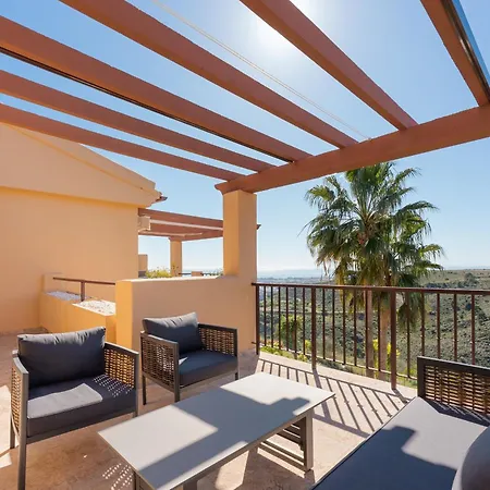 Stunning 3-bedroom Seaview Penthouse Apartment *